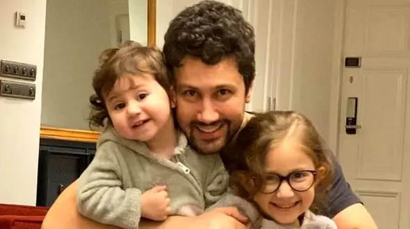 چهره نادم و خنده دار نبات استخری پس از خرابکاری/ چه قیافه‌ای هم میگیره وروجک