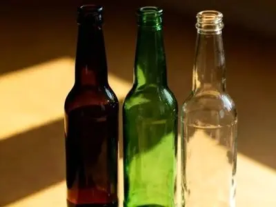 چرا بطری‌ های ماء الشعیر سبز یا قهوه‌ای هستند؟ پاسخ شگفت‌ انگیز!