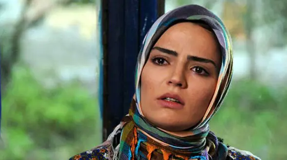 عکس زیبای بازیگر آوای باران با یک تیپ متفاوت