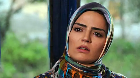 عکس زیبای بازیگر آوای باران با یک تیپ متفاوت