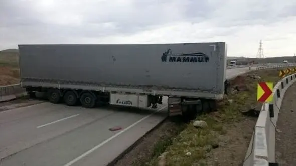 تصادف هولناک یک تریلی با تیبا در جاده سیرجان_ بندرعباس / عاقبتشان مرگبار بود