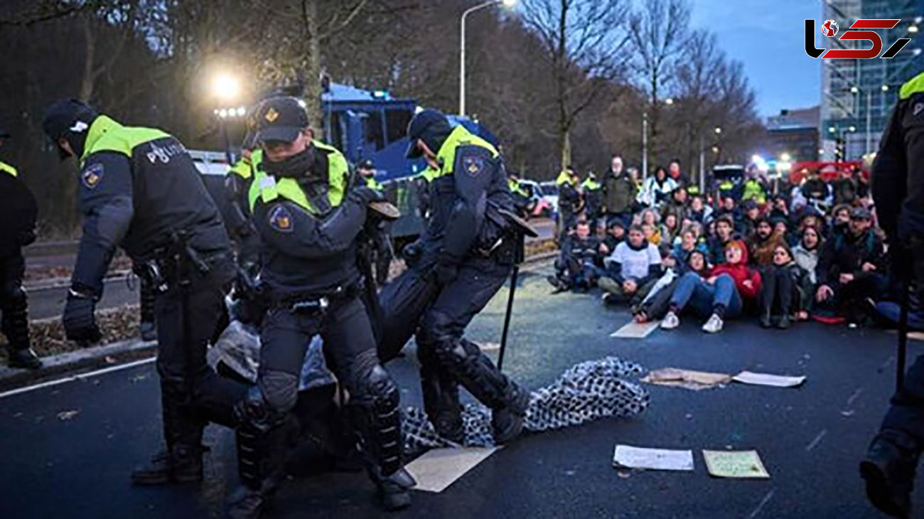 لحظه دستگیری معترضین هلندی توسط لباس شخصی ها !
