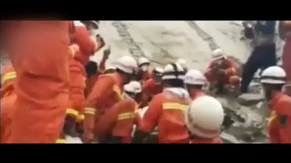 فیلم لحظه زنده بیرون آمدن عجیب یک مرد از زیر آوار !