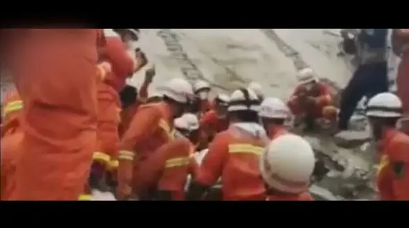 فیلم لحظه زنده بیرون آمدن عجیب یک مرد از زیر آوار !