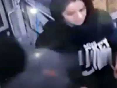 فیلم تردستی زن جوان برای جیب بری / دزدی در کسری از ثانیه ! / هیچکس نفهمید چی شد ؟!