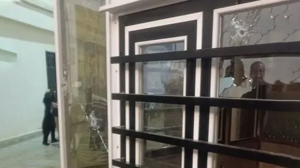 اولین عکس از حادثه تروریستی امروز شاهچراغ / یک تروریست بازداشت شد