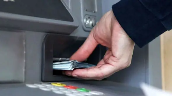 هنگام برداشت پول از عابر بانک خود مراقب سارقین باشید! + فیلم