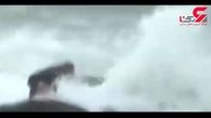 لحظه نجات مرد گرفتار شده در امواج دریا +تصویر