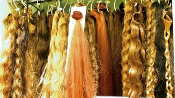 بی شرم ترین بازار در تهران /   فروش موهای زنان تهرانی در آرایشگاه ها ! / گریه های دختر 13 ساله و مادرش !