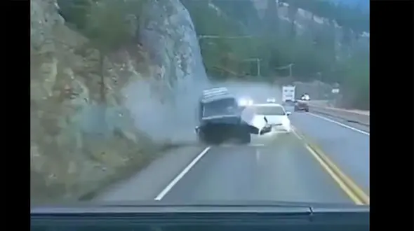 ببینید / سبقت ناشیانه راننده را به کام مرگ کشاند + فیلم دلخراش