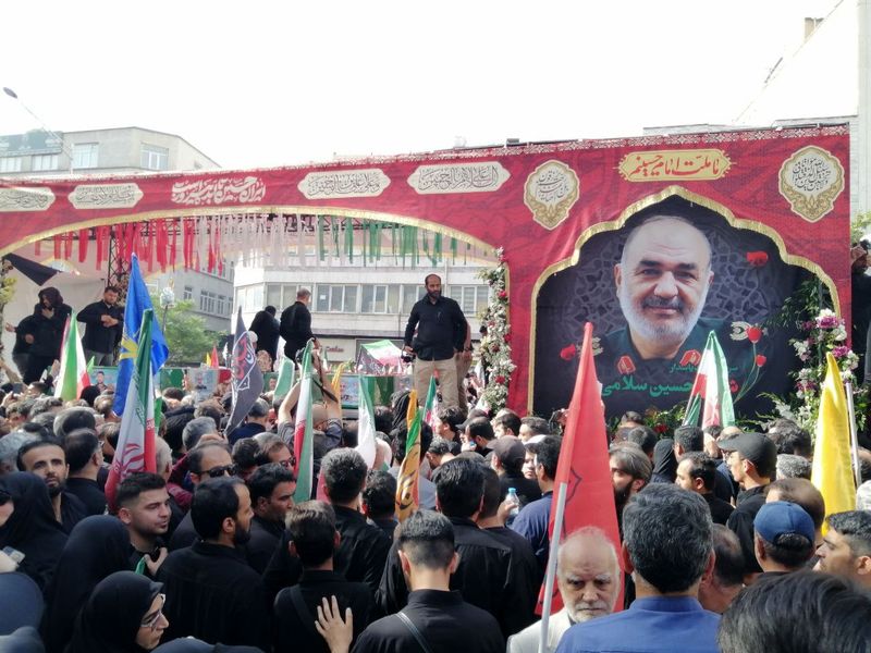 همراهی مردم با  پیکر سردار حسین سلامی فرمانده شهید سپاه پاسداران در پی حمله رژیم صهیونیستی به ایران