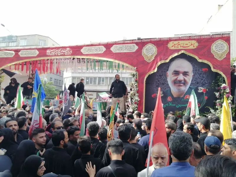 همراهی مردم با  پیکر سردار حسین سلامی فرمانده شهید سپاه پاسداران در پی حمله رژیم صهیونیستی به ایران