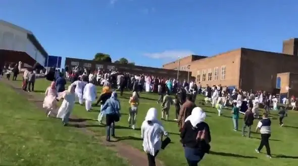 فوری / حمله به نمازگزاران عید فطر توسط یک خودرو در انگلیس +فیلم و تصاویر