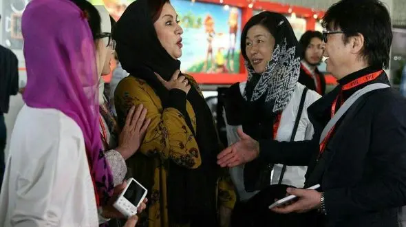 فیلم واکنش جالب مریلا زارعی به مرد چینی که می خواست با او دست بدهد! 