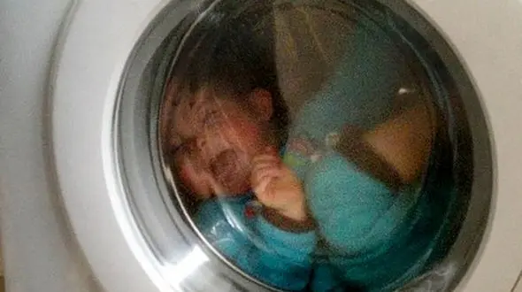 مرگ وحشتناک دوقلوهای 3ساله در لباسشویی + عکس
