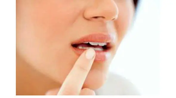 چرا لب ها سوزن سوزن می شود؟