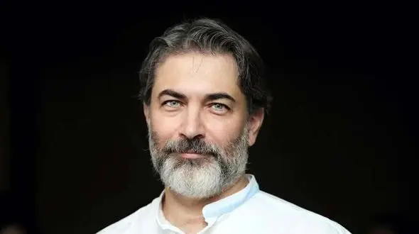 فیلم آواز و رقص پارسا پیروزفر با مادرش ... / چه مادر زیبا و جوانی .../   نگاه متعجب پسرش غم و شادی قاطیه ... 