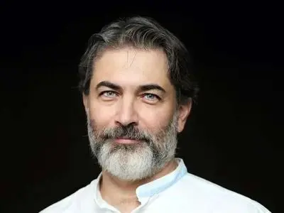 فیلم آواز و رقص پارسا پیروزفر با مادرش ... / چه مادر زیبا و جوانی .../   نگاه متعجب پسرش غم و شادی قاطیه ... 