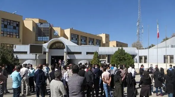 اخراج نیروهای مخابرات اصفهان بعد از مطالبه معوقات مزدی 