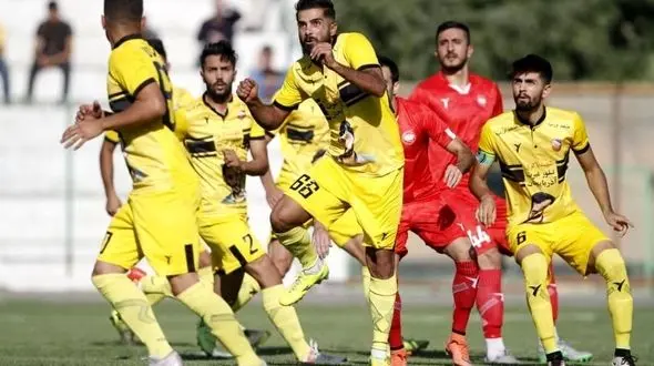 دیدار پرحاشیه تیم‌های مدعی لیگ دسته دوم فوتبال ایران/ جنجال و زد و خورد در دیدار سپیدرود رشت با نود ارومیه