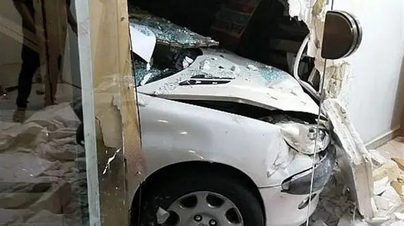  پژو ۲۰۶ داخل خانه خانواده تهرانی شد + تصاویر جالب