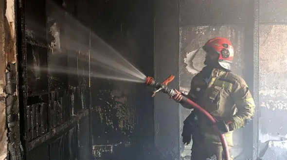 آتش‌سوزی نفس‌گیر زیر پل روشندلان / دود سیاه خیابان انقلاب را فرا گرفت! + فیلم