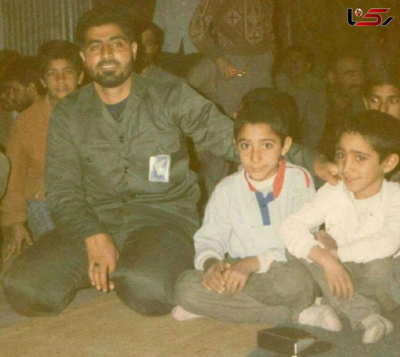 عکس دیده نشده از سردار قاسم سلیمانی در میان فرزندان شهدا استان کرمان 32 سال پیش