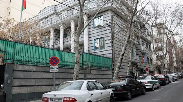 ناراحتی و گریه کارمندان سفارت جمهوری آذربایجان هنگام خروج از ایران + تصاویر