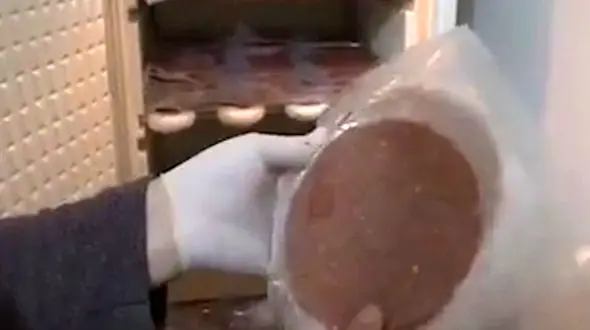 فیلم چندش آور از تولید همبرگر با اسکلت مرغ و نان خشک/ در تهران رخ داد