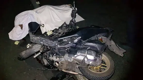 برخورد خونین ون و موتور در نیمه‌ شب تهران /  4 زن و مرد کشته و زخمی شدند + تصاویر