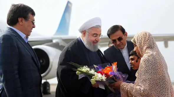 استقبال دختر بندرعباسی با پوشش محلی از رئیس جمهور+ تصاویر 