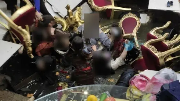 بلعیده شدن زنان هنگام رقص در عروسی + عکس