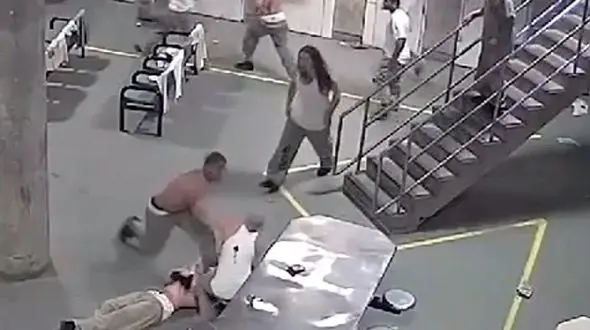 جنگ تن به تن دو گروه از زندانیان خطرناک یک زندان فوق امنیتی+فیلم و عکس