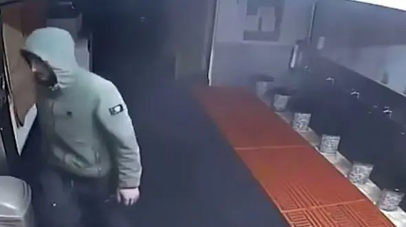 فیلم / دزد با رعایت آداب اسلامی از مسجد سرقت کرد