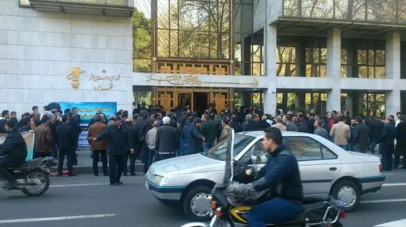 تجمع کارخانه داران و کارکنان صنف چوب خاوران در برابر شورای شهر تهران+عکس