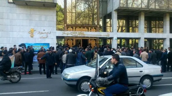 تجمع کارخانه داران و کارکنان صنف چوب خاوران در برابر شورای شهر تهران+عکس