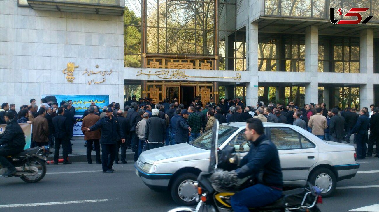 تجمع کارخانه داران و کارکنان صنف چوب خاوران در برابر شورای شهر تهران+عکس