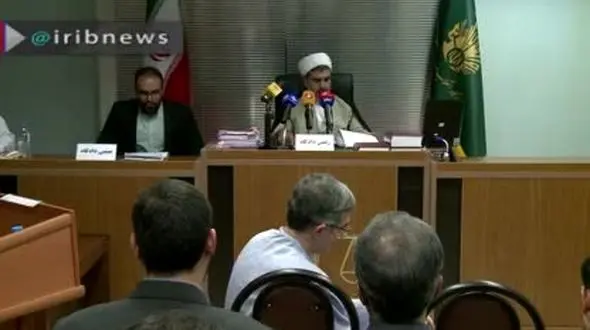 اسفندیار رحیم مشایی لباس خود را در دادگاه از تن در آورد ! + فیلم 