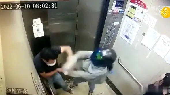 فیلم کتک خوردن مرد جوان از یک زن در آسانسور / زن جوان کلاه کاسکت به سر داشت