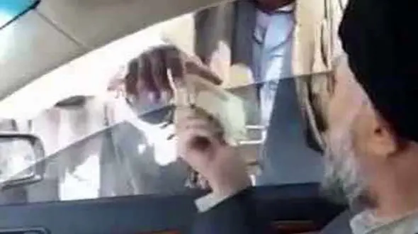 انتقاد از پول‌پاشی امام‌جمعه ایرانشهر + فیلم 