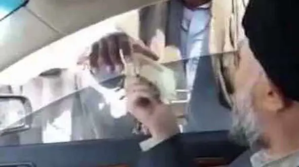  امام جمعه ایرانشهر استعفا داد! / جنجال اقدام پول دادن به کارگران ادامه دارد+ فیلم