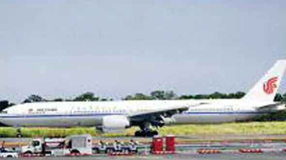 فرود اضطراری هواپیما با تهدید مسافر خودنویس به دست 