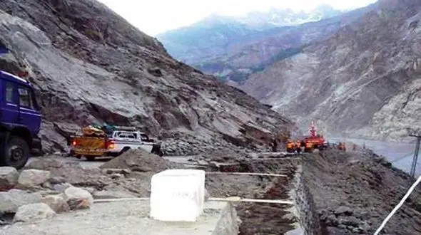 مرگ تلخ 8 کارگر به دلیل رانش زمین+ عکس