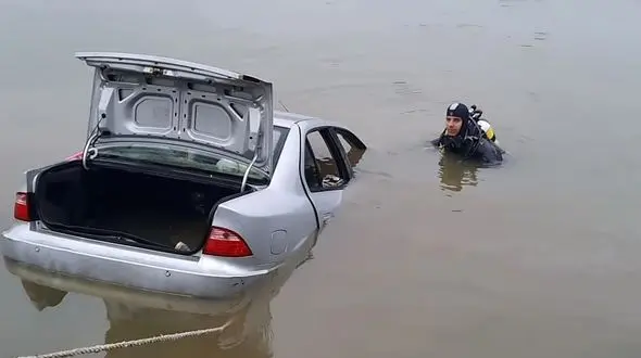 نجات  دوکودک سرنشین خودروی سواری پس از سقوط به سد سقالکسار /به همراه فیلم و عکس