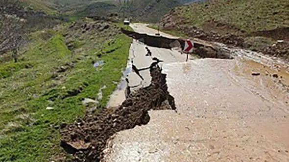 در این منطقه مراقب زیر پایتان باشید / زمین دهن باز می کند !