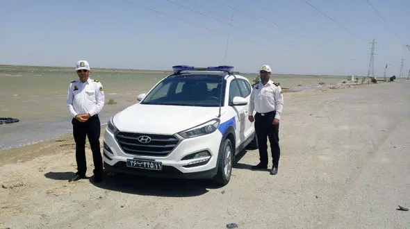 توصیه پلیس راهور آبادان به رانندگان در جاده سیلابی ماهشهر +عکس و فیلم