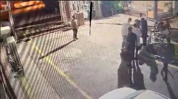 فیلم لحظه نجات جان کودک یک ساله با تلاش کارکنان داروخانه هلال احمر شیراز