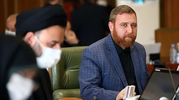 کنایه سنگین عضو شورای شهر تهران در صحن علنی: زاکانی در شورای شهر سینه چاکانی دارد!