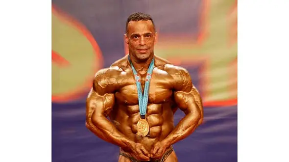 گفتگو با قهرمان بدنسازی کشور / عادل باوی یک قدم تا مرگ فاصله داشت !