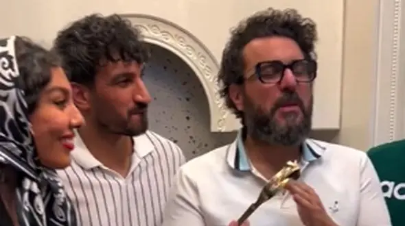 فیلم/ محسن کیایی، محسن شریفیان و دخترش لیانا مهمان خانه لاکچری حسین ماهینی به صرف ماهی جنوبی دستپخت خواهر ماهینی/ اینو به مُرده بدی زنده میشه